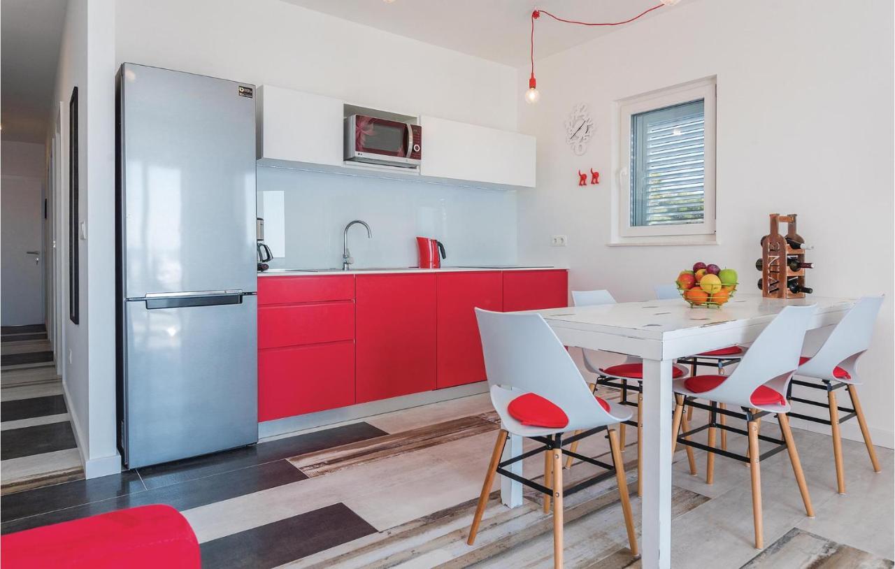 Cozy Apartment In Brodarica With Wifi Екстериор снимка