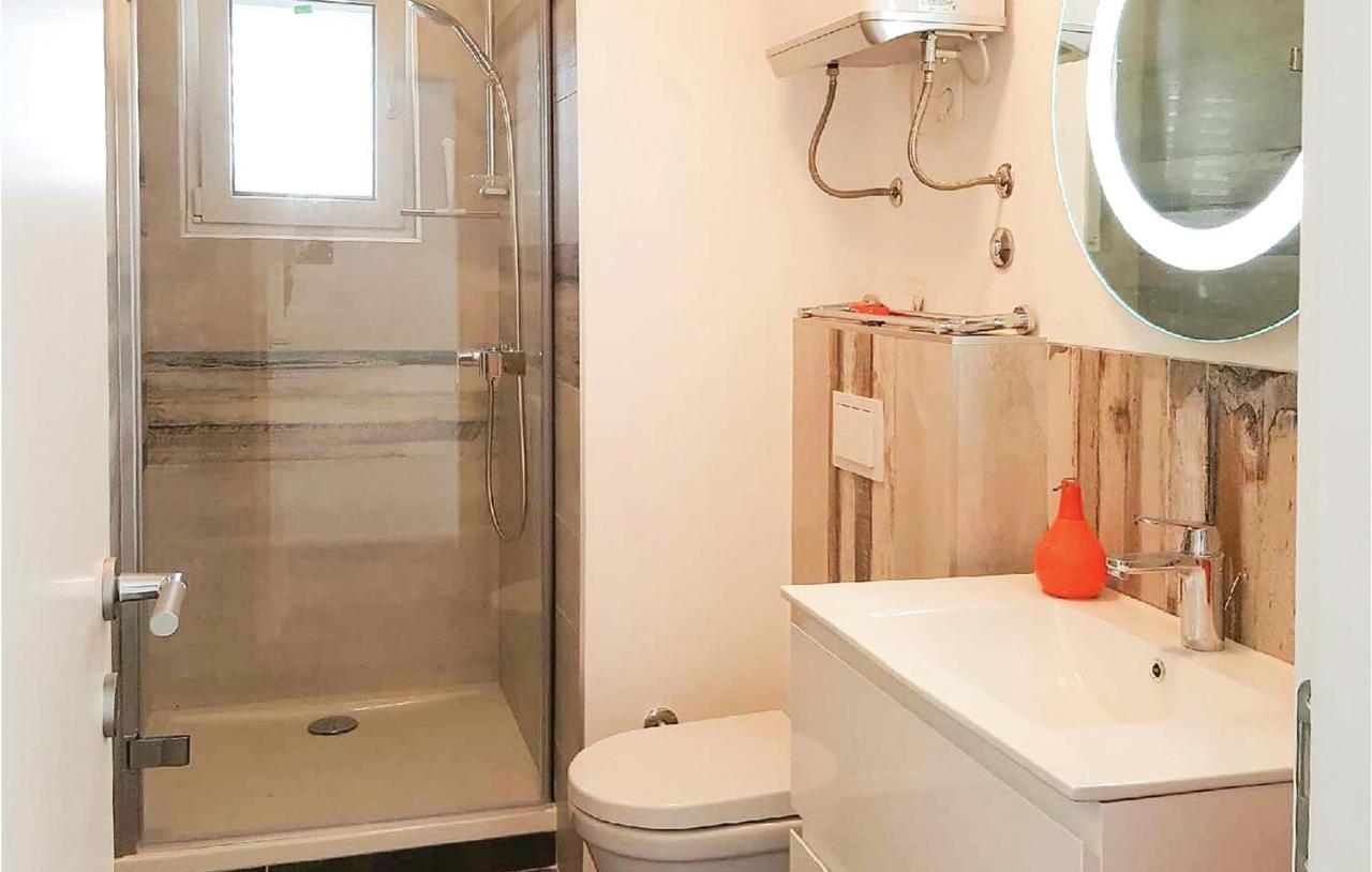 Cozy Apartment In Brodarica With Wifi Екстериор снимка