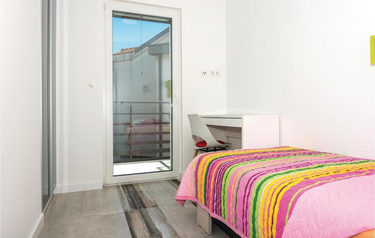 Cozy Apartment In Brodarica With Wifi Екстериор снимка