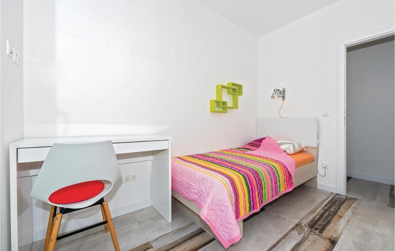 Cozy Apartment In Brodarica With Wifi Екстериор снимка