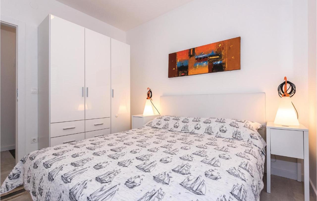 Cozy Apartment In Brodarica With Wifi Екстериор снимка