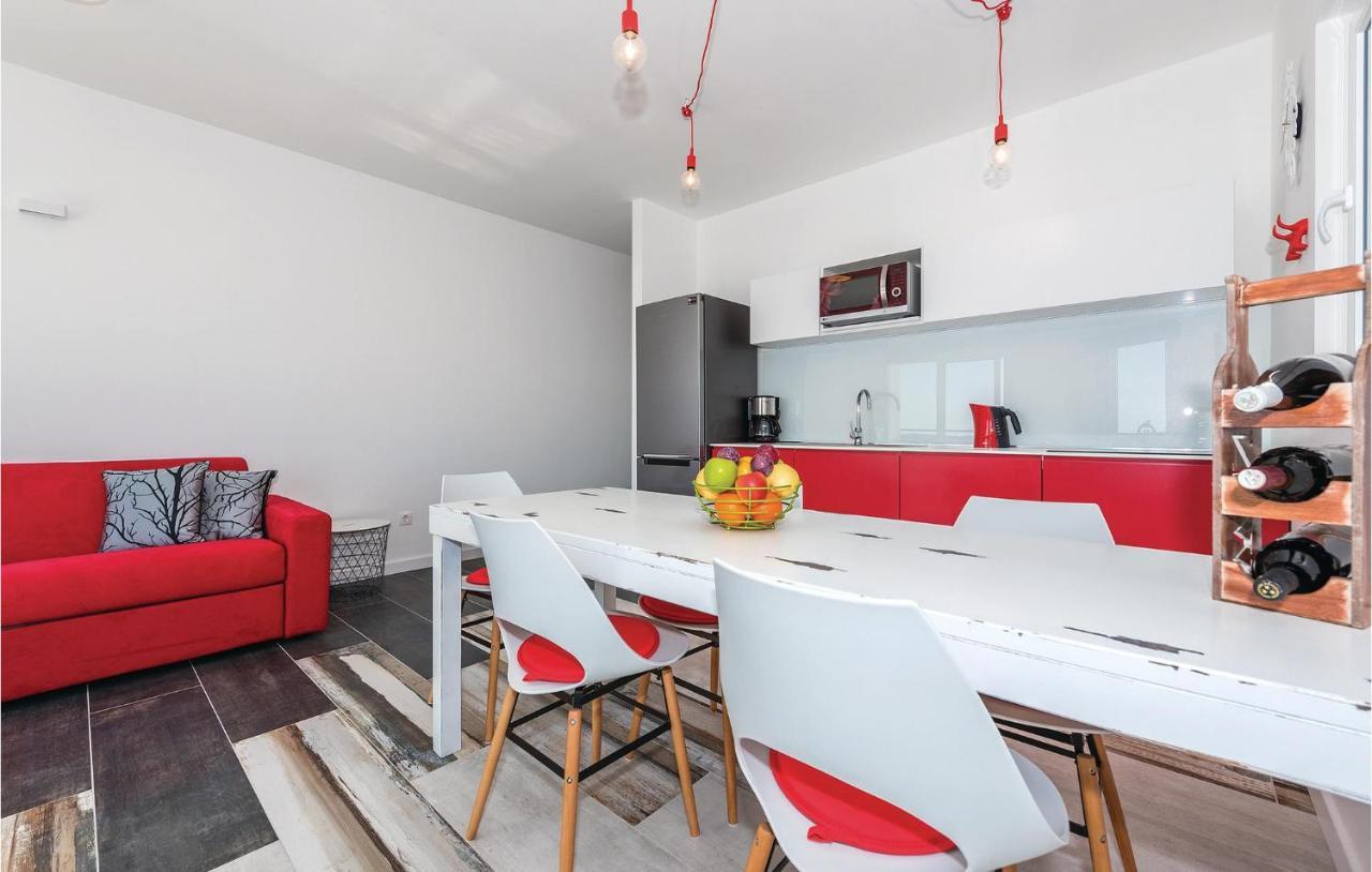 Cozy Apartment In Brodarica With Wifi Екстериор снимка