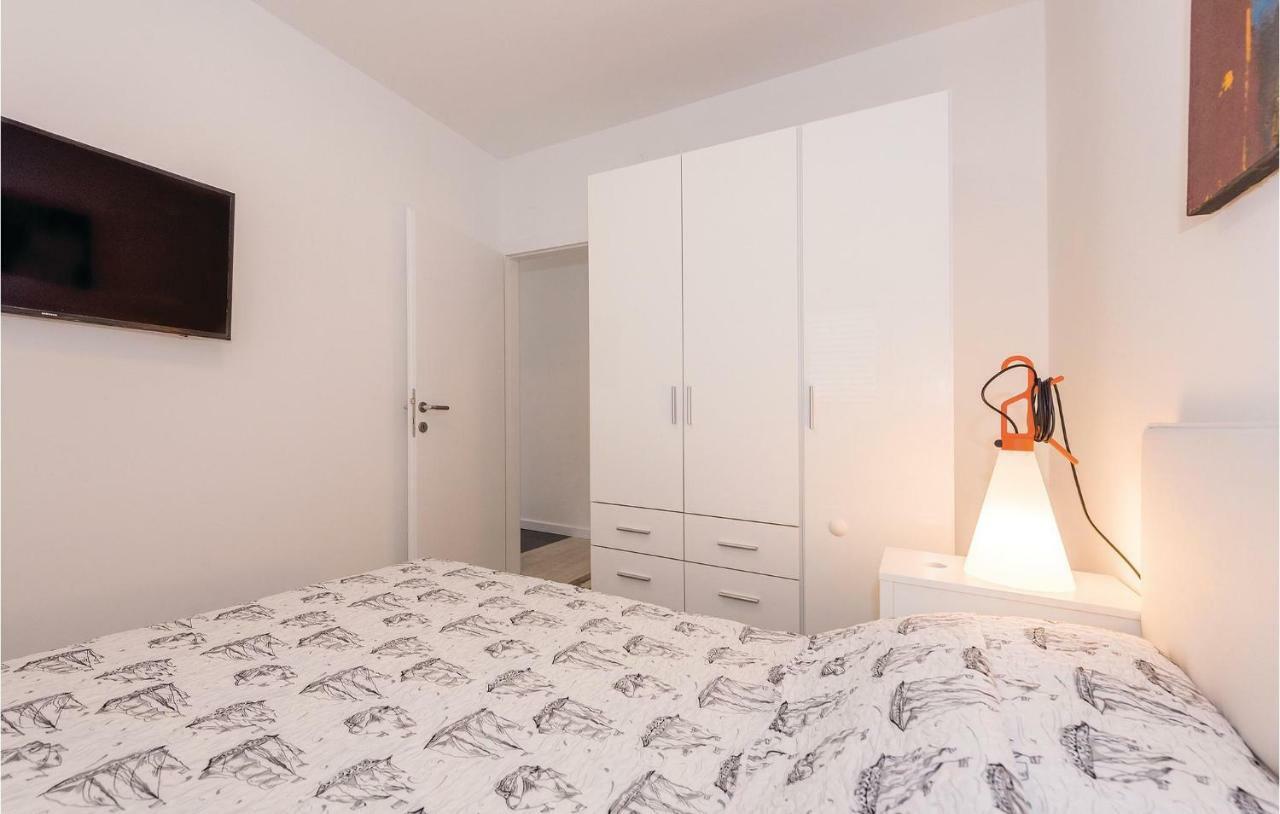 Cozy Apartment In Brodarica With Wifi Екстериор снимка